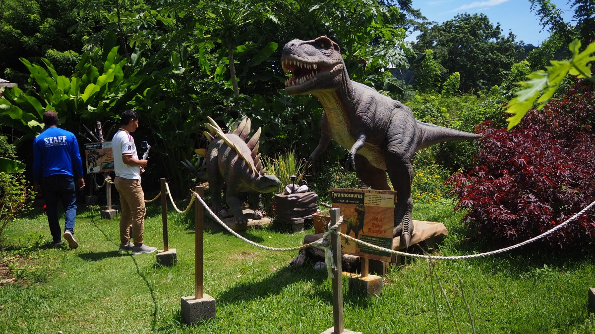 Exhibición de dinosaurios a tamaño real en el sendero del jardín